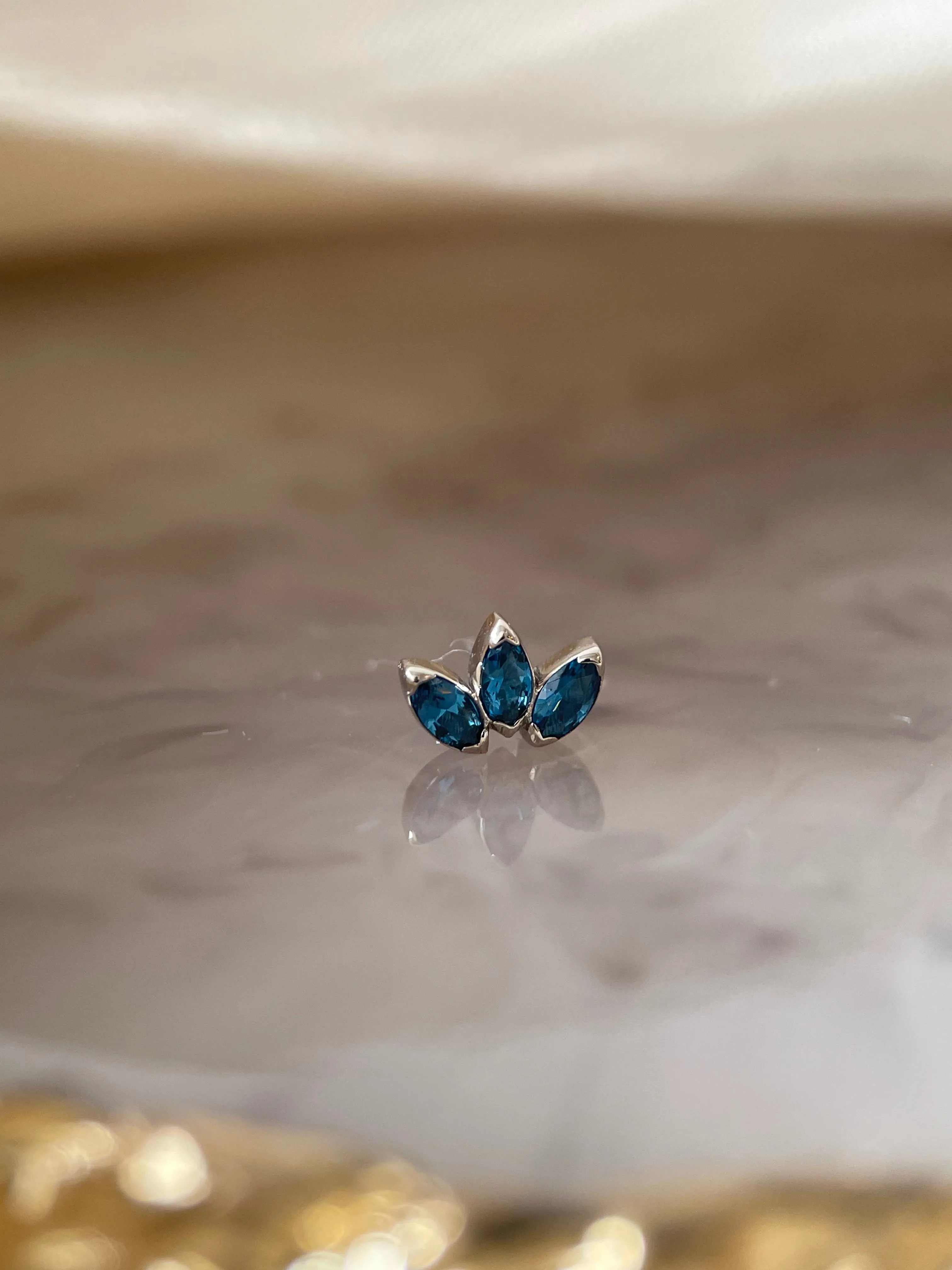 Anatometal  Marquise Fan End 3 Stones Mini Threadless (18K Gold)